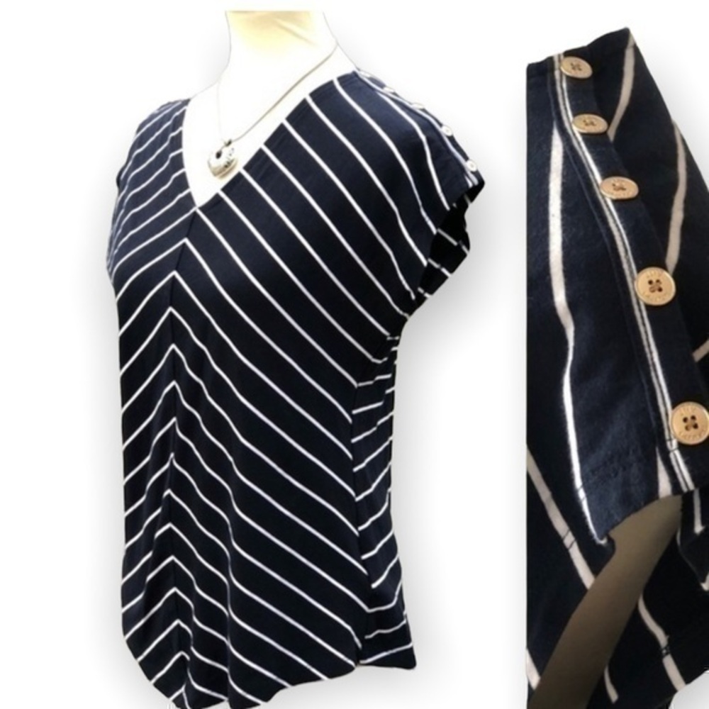 Short sleeve top with gold buttons on shoulder